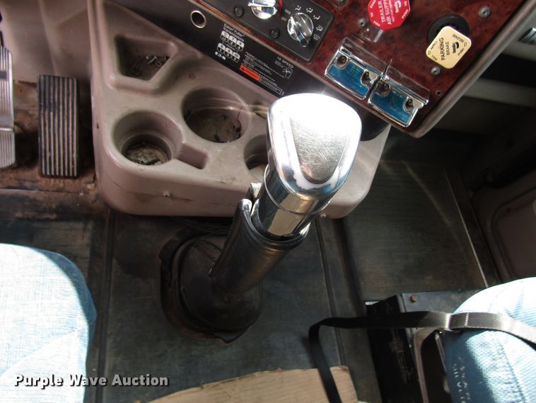 image for item DG1368 2007 International 9400i semi truck