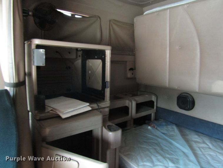 image for item DG1368 2007 International 9400i semi truck