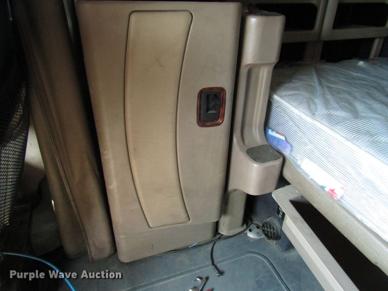 image for item DG1368 2007 International 9400i semi truck