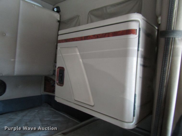 image for item DG1368 2007 International 9400i semi truck