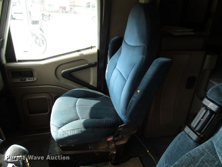 image for item DG1368 2007 International 9400i semi truck