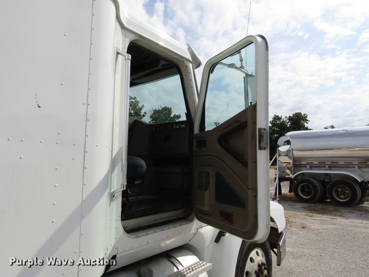 image for item DG1368 2007 International 9400i semi truck