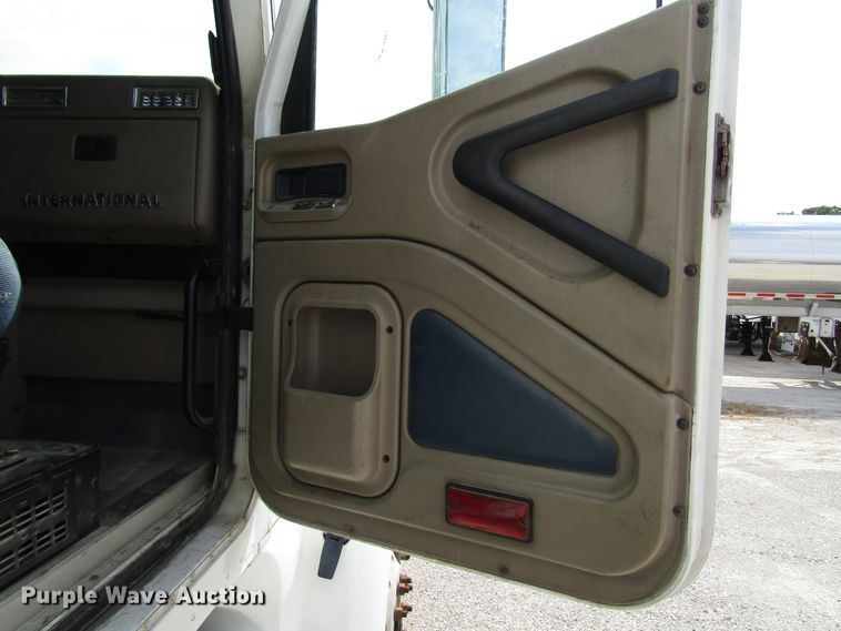 image for item DG1368 2007 International 9400i semi truck