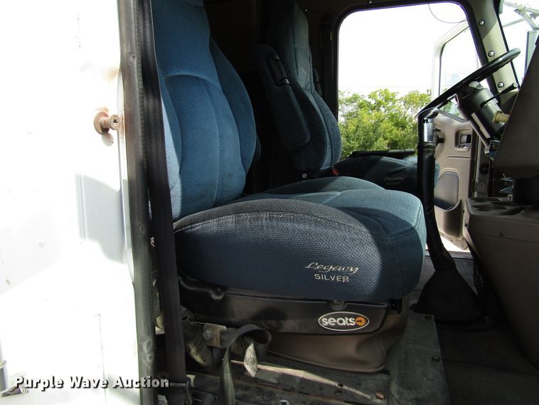 image for item DG1368 2007 International 9400i semi truck