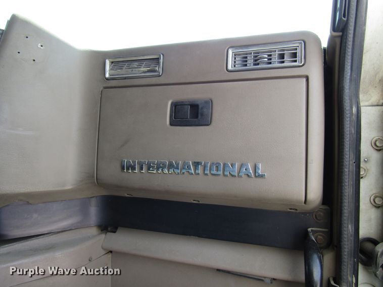image for item DG1368 2007 International 9400i semi truck