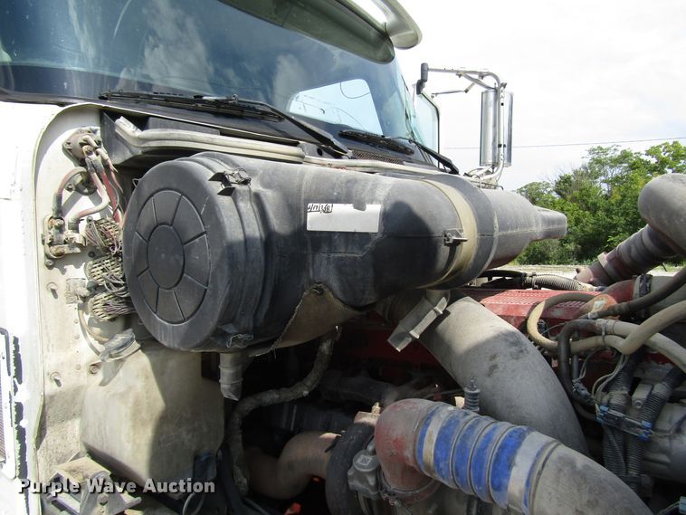 image for item DG1368 2007 International 9400i semi truck