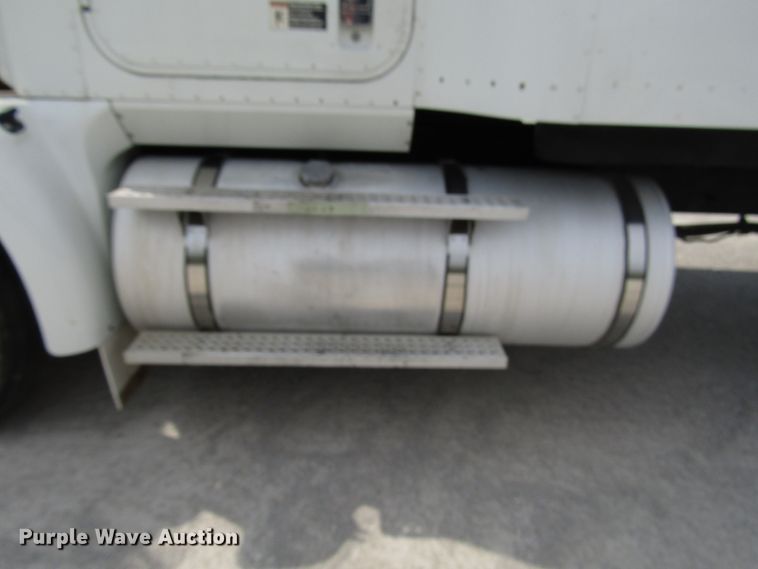 image for item DG1368 2007 International 9400i semi truck