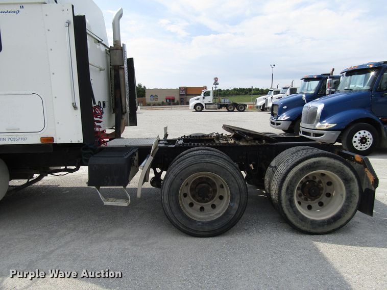 image for item DG1368 2007 International 9400i semi truck