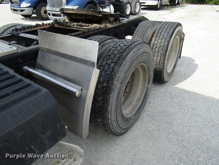 image for item DG1368 2007 International 9400i semi truck