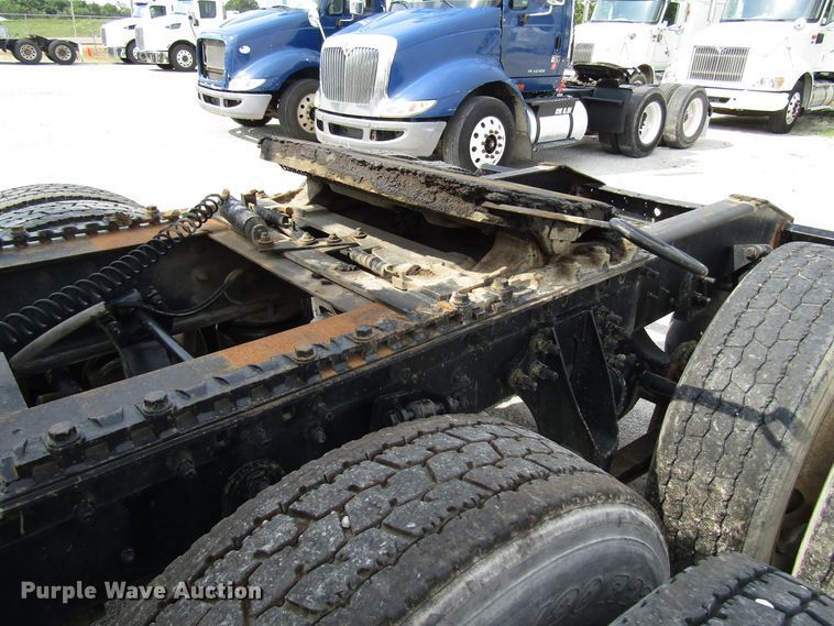 image for item DG1368 2007 International 9400i semi truck