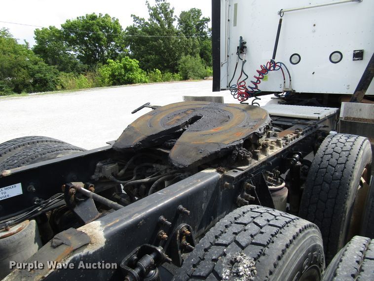 image for item DG1368 2007 International 9400i semi truck