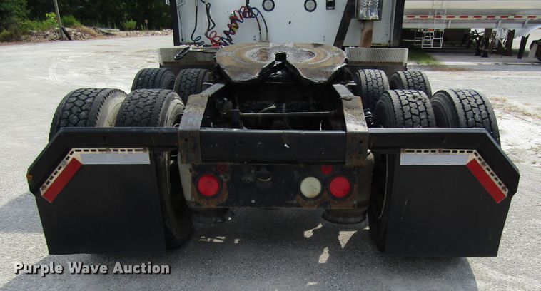 image for item DG1368 2007 International 9400i semi truck