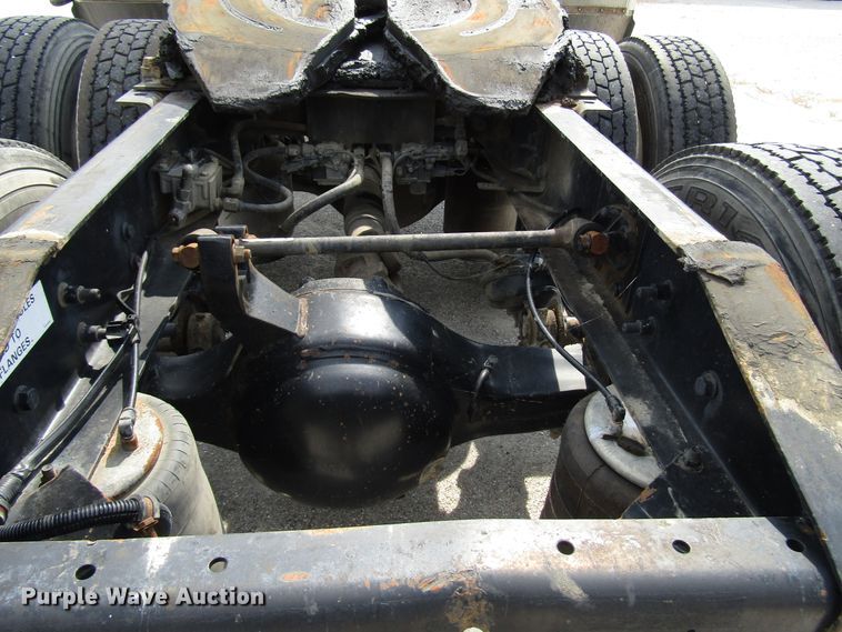 image for item DG1368 2007 International 9400i semi truck