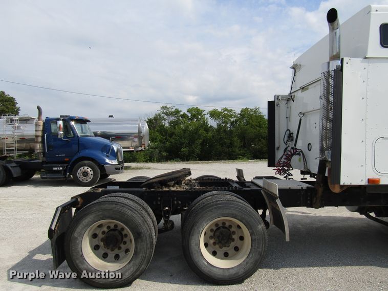 image for item DG1368 2007 International 9400i semi truck