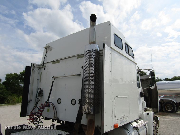 image for item DG1368 2007 International 9400i semi truck