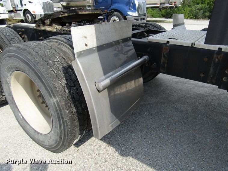 image for item DG1368 2007 International 9400i semi truck