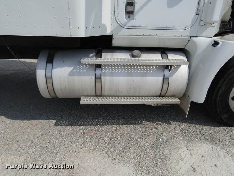 image for item DG1368 2007 International 9400i semi truck