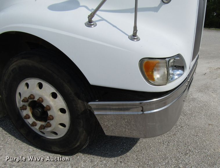 image for item DG1368 2007 International 9400i semi truck