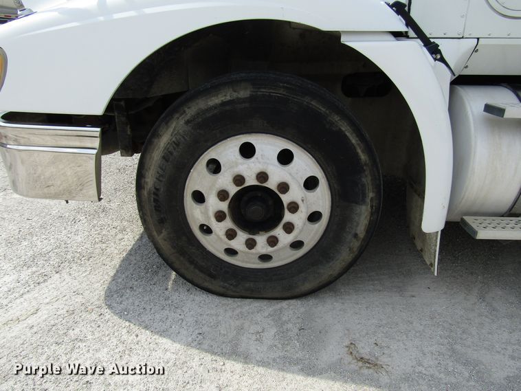 image for item DG1368 2007 International 9400i semi truck