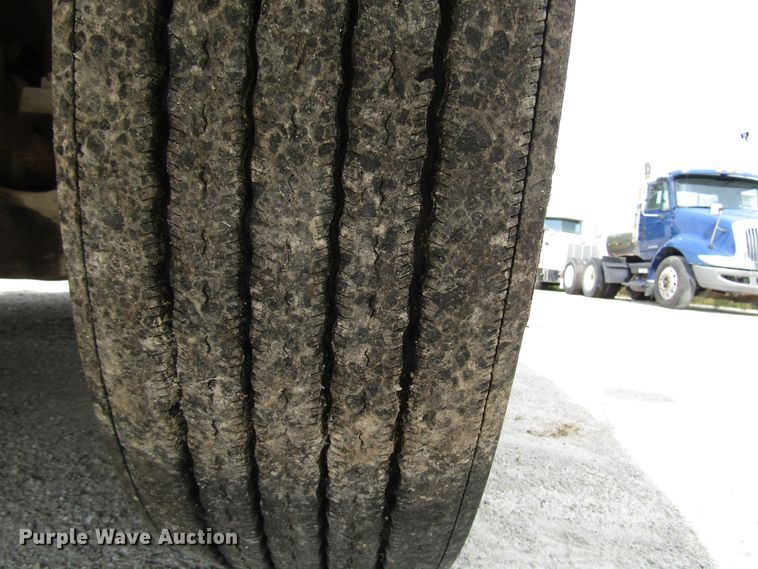 image for item DG1368 2007 International 9400i semi truck