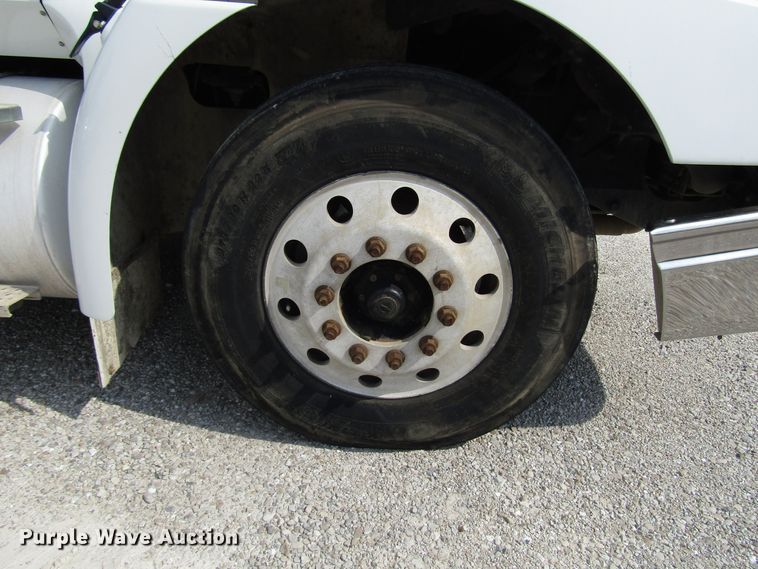 image for item DG1368 2007 International 9400i semi truck