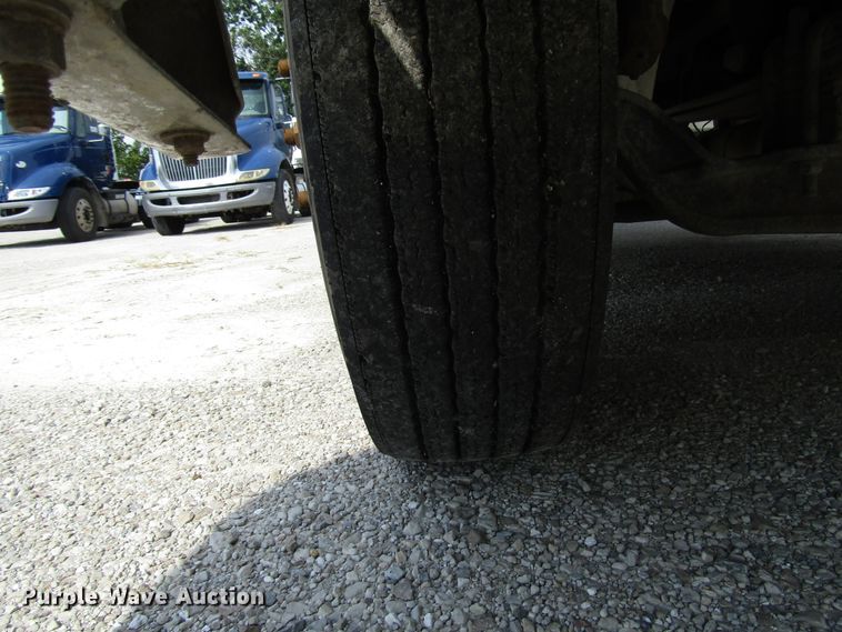 image for item DG1368 2007 International 9400i semi truck