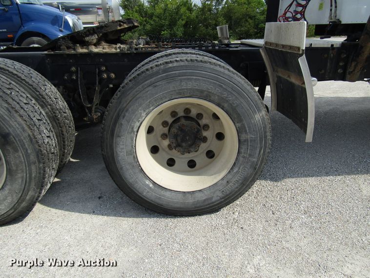 image for item DG1368 2007 International 9400i semi truck