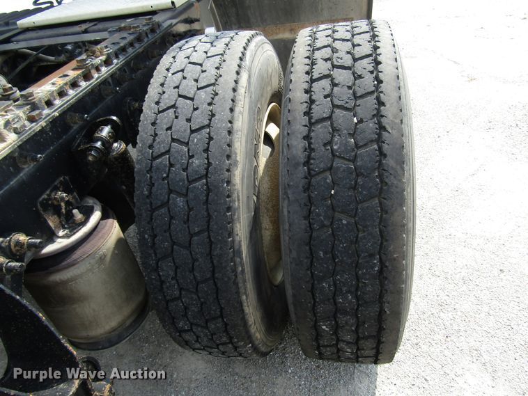 image for item DG1368 2007 International 9400i semi truck