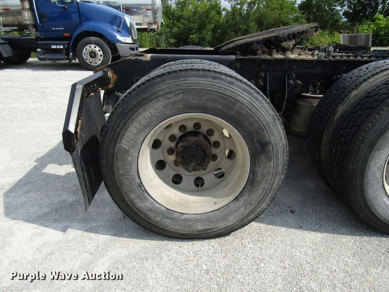 image for item DG1368 2007 International 9400i semi truck