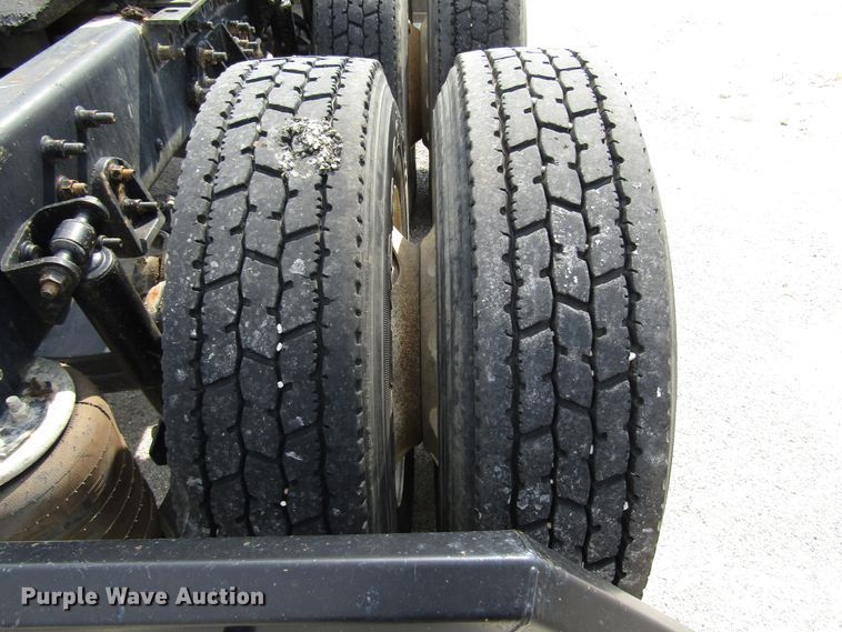 image for item DG1368 2007 International 9400i semi truck