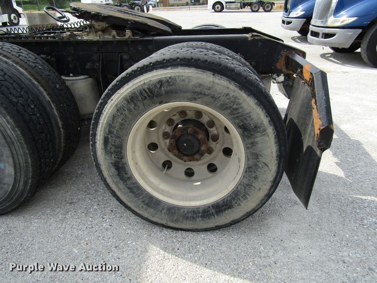 image for item DG1368 2007 International 9400i semi truck