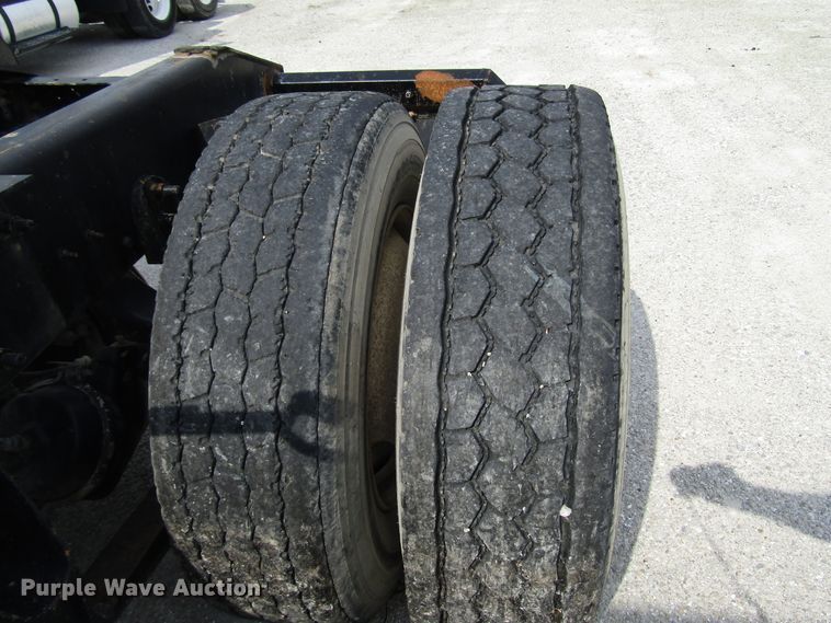 image for item DG1368 2007 International 9400i semi truck