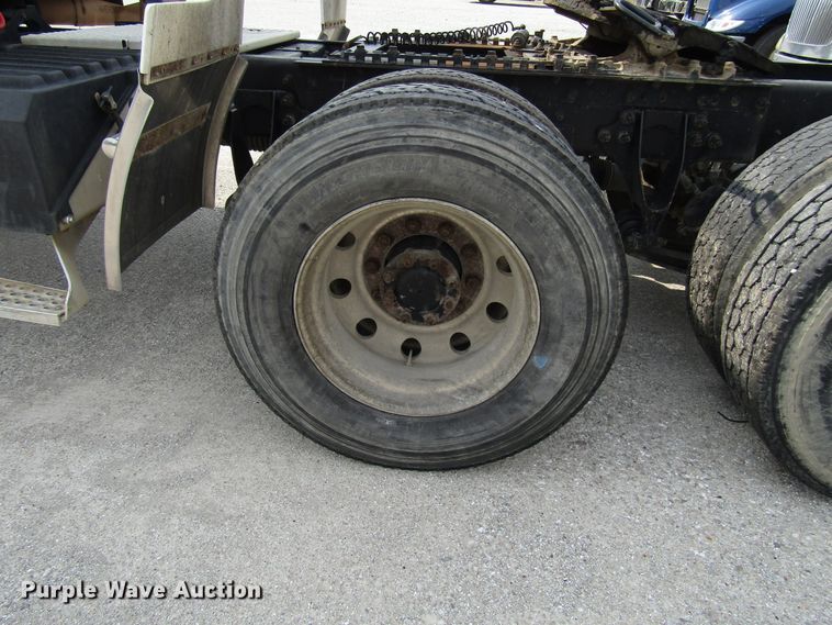 image for item DG1368 2007 International 9400i semi truck