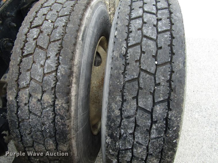 image for item DG1368 2007 International 9400i semi truck