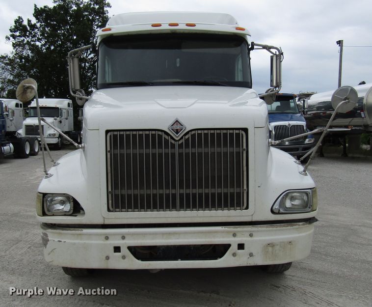 image for item DG1369 2007 International 9400i semi truck