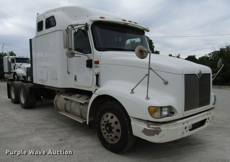image for item DG1369 2007 International 9400i semi truck