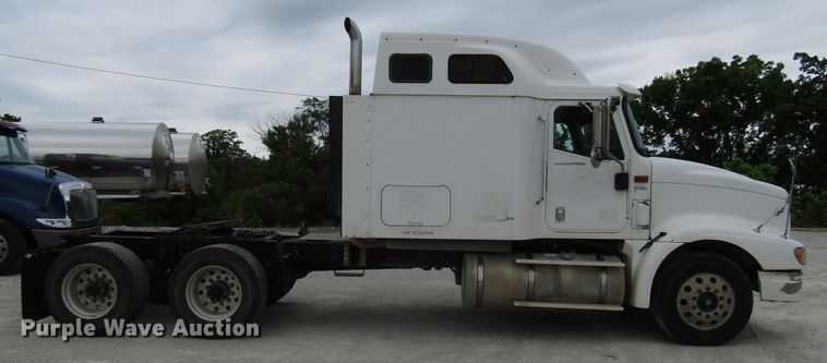 image for item DG1369 2007 International 9400i semi truck