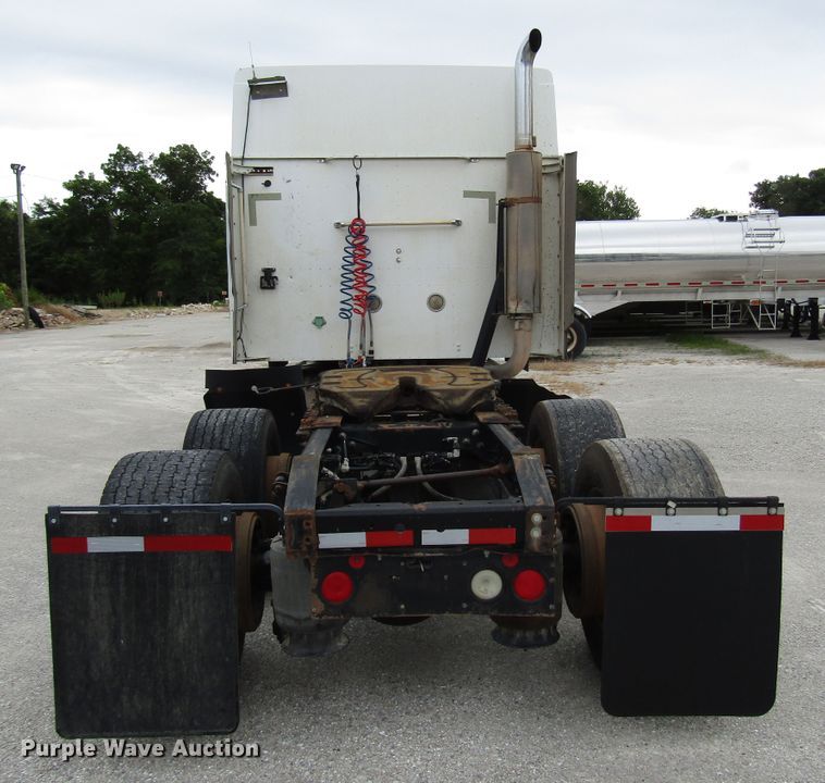 image for item DG1369 2007 International 9400i semi truck