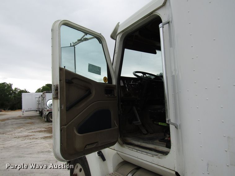 image for item DG1369 2007 International 9400i semi truck
