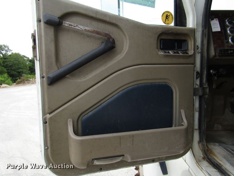 image for item DG1369 2007 International 9400i semi truck