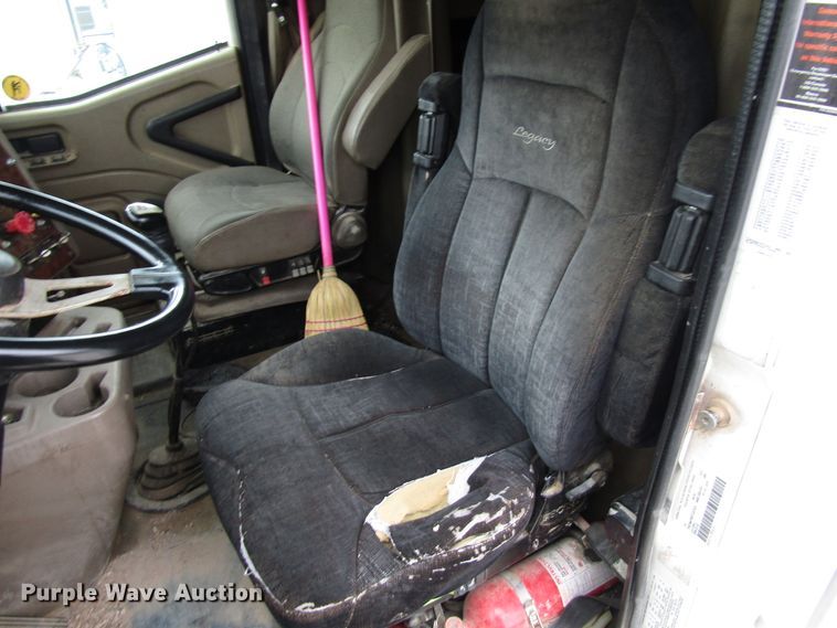 image for item DG1369 2007 International 9400i semi truck