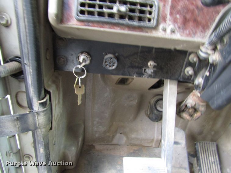 image for item DG1369 2007 International 9400i semi truck