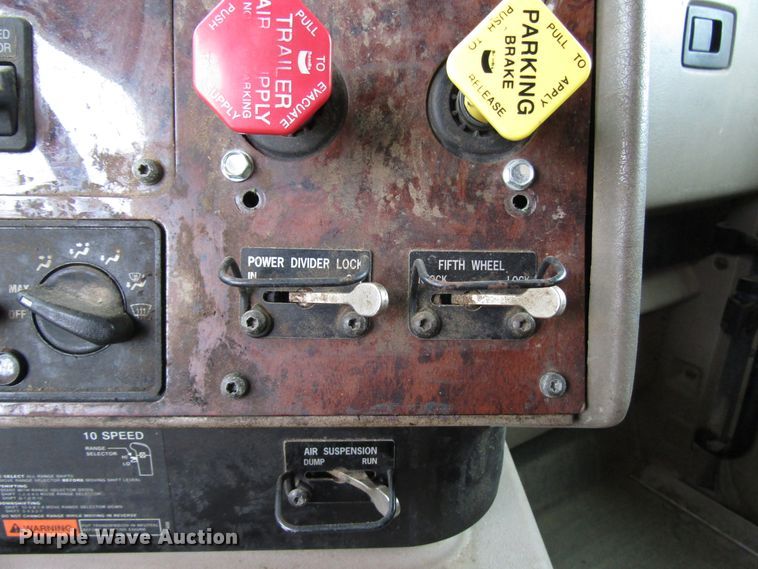 image for item DG1369 2007 International 9400i semi truck