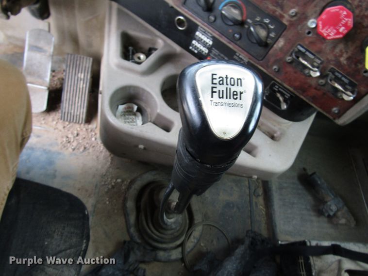 image for item DG1369 2007 International 9400i semi truck