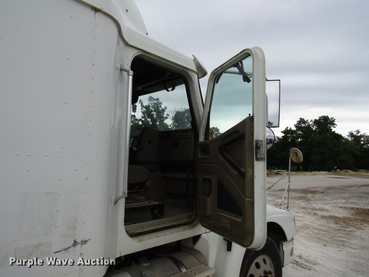 image for item DG1369 2007 International 9400i semi truck