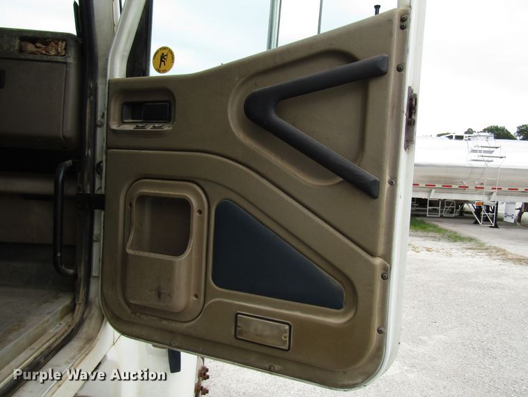 image for item DG1369 2007 International 9400i semi truck