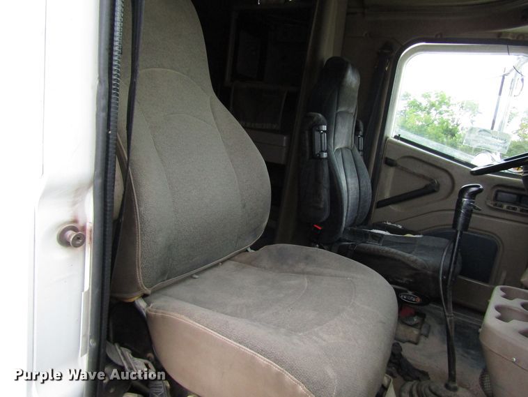 image for item DG1369 2007 International 9400i semi truck