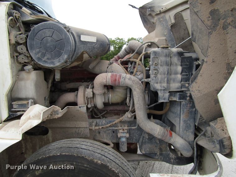 image for item DG1369 2007 International 9400i semi truck