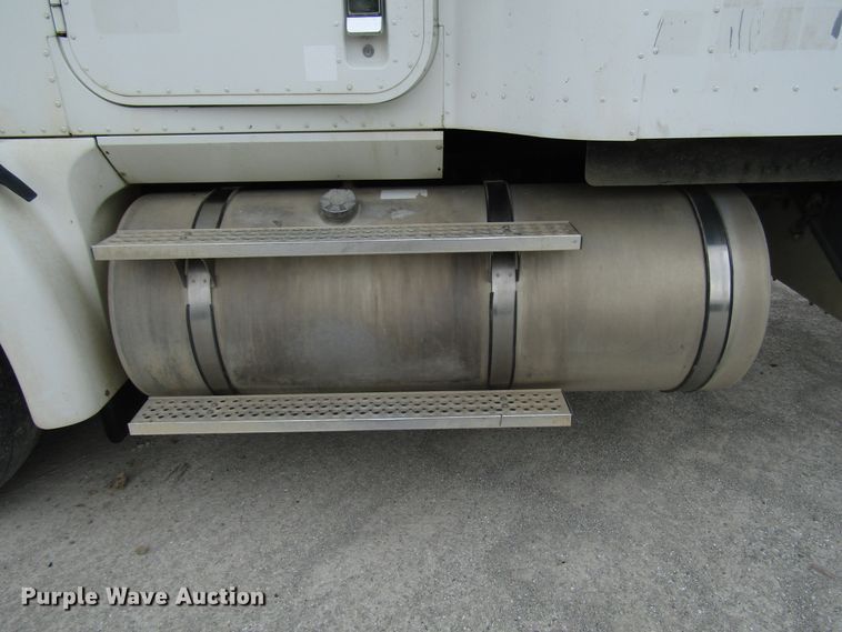 image for item DG1369 2007 International 9400i semi truck