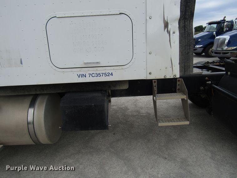 image for item DG1369 2007 International 9400i semi truck